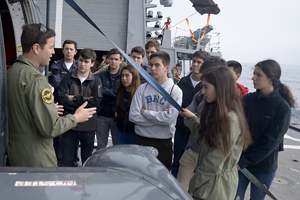Futuros cadetes de la Escuela Naval navegaron a bordo de unidades de la Escuadra