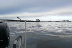 Autoridad Marítima inspecciona aparición de mancha oleosa en la Bahía de Quintero