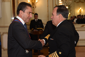 Comandante en Jefe de la Armada condecoró al Ministro de Defensa Nacional