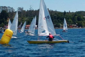 Regata Frutillar reunió a 50 veleros para conmemorar el Bicentenario de la Armada