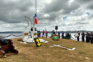 Armada participa en un nuevo aniversario del Combate Naval de Abtao