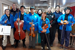 Buque "Aquiles" apoyó presentación musical de la Universidad de Magallanes en la Antártica