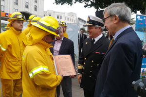 Brigada forestal de la Base Naval Talcahuano recibió reconocimiento de CONAF y CORMA