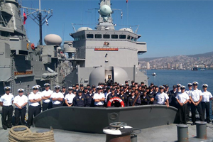 Fragata “Blanco Encalada” recibe visitas de jóvenes de la Esnaval y Apolinav