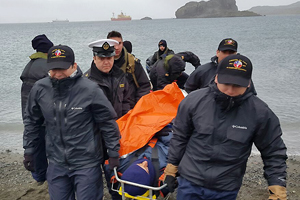 Capitanía de Puerto de Bahía Fildes coordinó evacuación médica de tripulante de nave pesquera