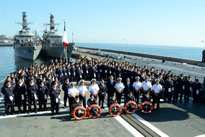 Ministro de Defensa visitó por primera vez buques y dependencias de la Armada