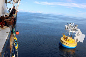 Buque "Cabo de Hornos" presta apoyo a instituto oceanográfico norteamericano
