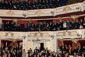 Ministro de Defensa encabezó gran gala cultural en el Teatro Municipal con motivo del Bicentenario