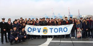 Estudiantes de Valparaíso junto a la Armada navegan y conocen el quehacer de la Institución