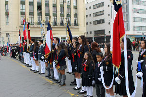 Estudiantes de Viña del Mar y Valparaíso desfilan en homenaje a las glorias navales