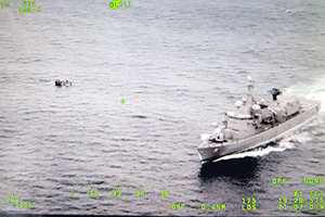 Fragata "Riveros" participa en captura de lancha peruana pescando en aguas chilenas