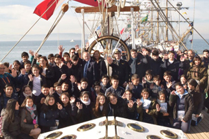 Alumnos del proyecto “Viajando virtualmente con la Esmeralda” conocieron por primera vez el Buque