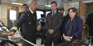Autoridad de Defensa del Reino Unido realizó visitas por dependencias de la Armada