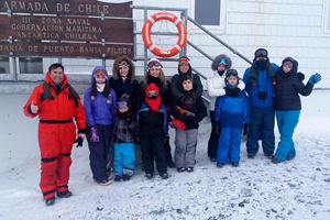 Alumnos en la Antártica conocen glaciar y fauna marina gracias a la Armada