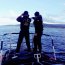 Armada rebusca a maquinista caído al mar