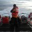 Armada rebusca a maquinista caído al mar