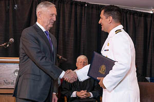 Oficial de la Armada se gradúa del United States Naval War College