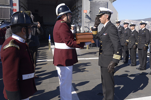 Bomberos y servidores navales realizaron homenaje a ilustre ciudadano chileno repatriado hace 100 años