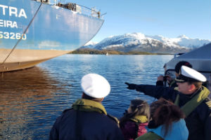 Personal Naval llevó representantes de la comunidad Kawésqar a conocer en terreno la situación de la nave siniestrada