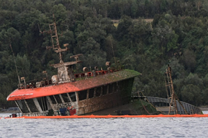 "Seikongen" logró ser adrizado tras nueve meses de estar hundido en la bahía de Pilpilehue