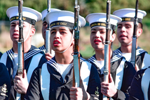 Primera generación mixta de Marineros Conscriptos realizan juramento a la bandera