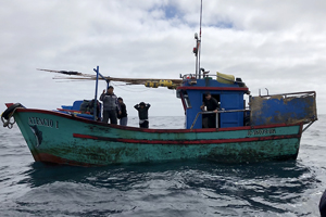 En menos de 24 horas Armada sorprende 2 embarcaciones peruanas pescando en aguas nacionales