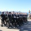 Marinos desfilando en homenaje al 240° natalicio de Bernardo O'Higgins en Puerto Montt