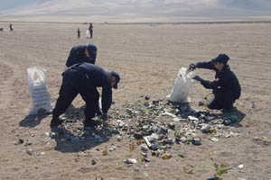 Retiran cerca de 10 toneladas de residuos de playa en Iquique