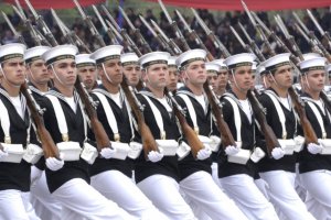 Más de 2.300 efectivos navales desfilaron en honor a las Glorias del Ejército