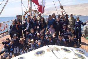 Dotación del Buque Escuela “Esmeralda” compartió con menores de Pisagua