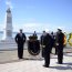 Autoridades depositaron ofrendas florales en memoria de quienes integraron la primera dotación de la Escuadra Nacional.