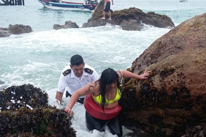Con arriesgada maniobra marino rescató a mujer de ahogarse
