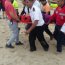  Con arriesgada maniobra marino rescató a mujer de ahogarse  