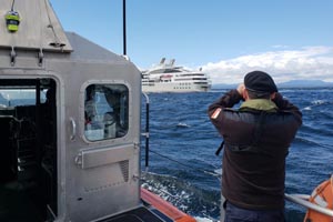 Unidades navales prestan apoyo a crucero francés que tocó fondo en Puerto Natales