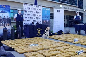 Armada y PDI detienen a banda de traficantes que adosaban droga al casco de los buques extranjeros
