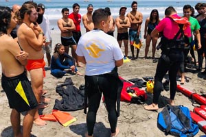 Nadadores de rescate de la Armada capacitan a salvavidas de Iquique