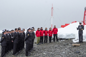 Base Naval "Arturo Prat" efectuó ceremonia conmemorando 51° aniversario del rescate aeronaval en la Isla Decepción