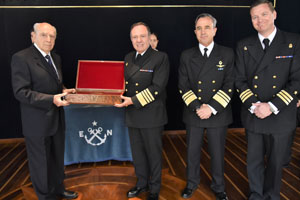 Ceremonia de entrega de la capa del Comandante Arturo Prat a la Escuela Naval