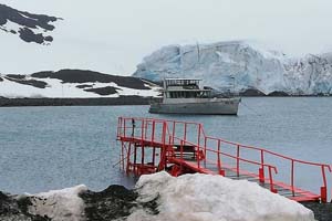 Dotación de yate británico visitó la Base Naval Antártica “Arturo Prat”