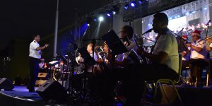 Se realizó tradicional Concierto Navideño en el frontis de la Academia de Guerra Naval