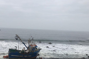 Capitanía de Mejillones activa plan para evitar contaminación de barco varado