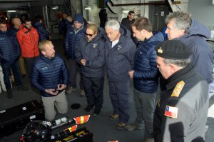 Natgeo realiza documental en la Antártica a bordo del OPV “Marinero Fuentealba”
