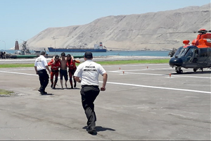 Helicóptero naval evacuó a bañista en peligro de inmersión al sur de Iquique