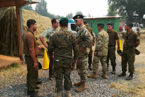 Jefe de la Defensa del Bío Bío inspecciona el trabajo que se realiza para controlar el incendio de Nacimiento
