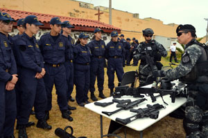 Reclutas de la Escuela Naval "Arturo Prat" efectuaron visita profesional a las dependencias de las Direcciones Técnicas Marítimas