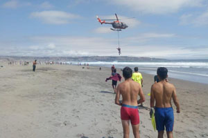 Niños de 6 y 15 años fueron rescatados por helicóptero de la Armada desde playa de El Tabo
