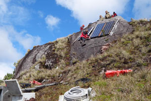 Patrullero "Isaza" apoya trabajos de instalación de equipos de la Red Sismológica Nacional (RSN) en isla Cook