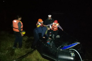 Tres kayakistas fueron rescatados en la desembocadura de río Aysén