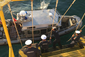 Hombre que cayó al mar en Quintero fue rescatado por la Armada Hombre que cayó al mar en Quintero fue rescatado por la Armada