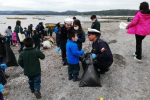 Más de 150 niños limpiaron la playa en Caleta Yaldad